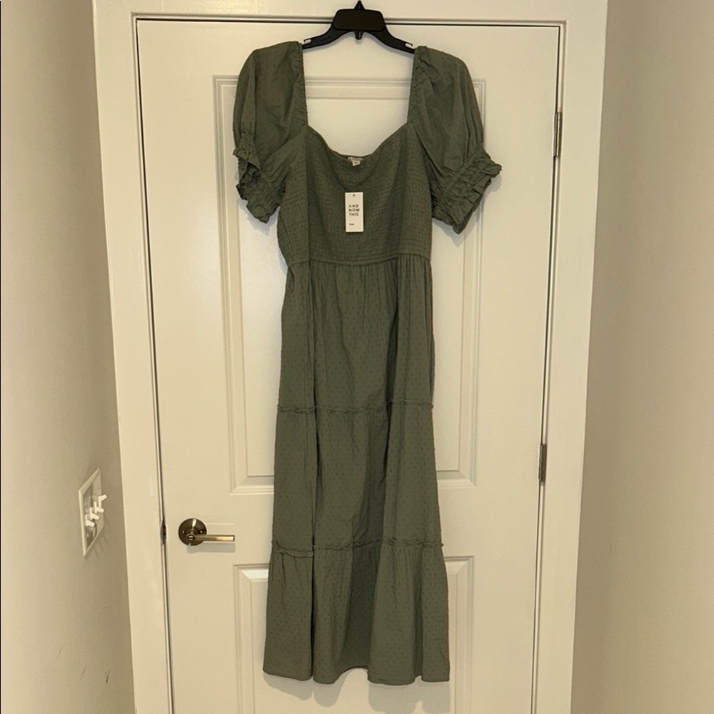 Chic Green Midi Dress with Timeless Elegance